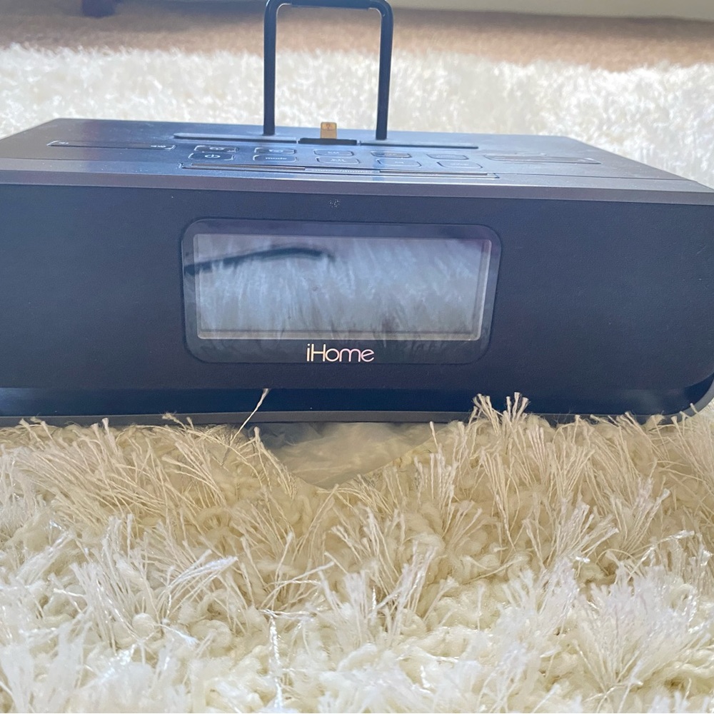 This awesome clock and iPhone iPad chargers is in great shape